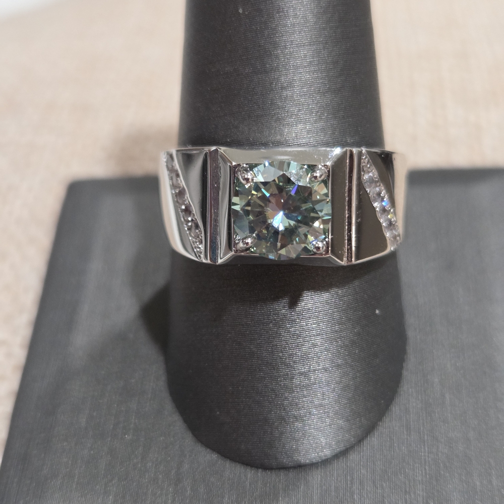 Sterling Silver Ring with Green Gemstone and Accent Stones - Picture 3 of 6